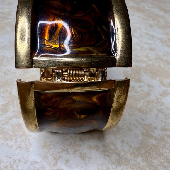 Vintage Gold Tone Faux Tortoise Lucite Hinged Bangle Bracelet 1.5โ Wide - Picture 3 of 7